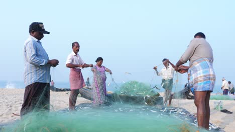 Eine-Gruppe-Von-Fischern-In-Alapuzha,-Kerala
