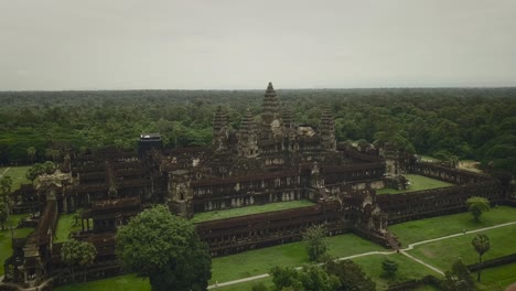 Una-Toma-Aérea-Cercana-De-Angkor-Wat