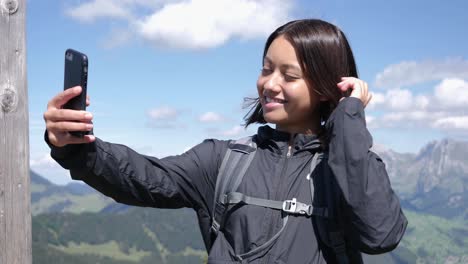 Excursionista-Tomando-Selfie-En-Mirador-Panorámico-En-Las-Montañas-Suizas