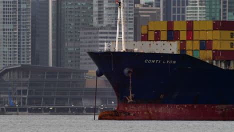 Conti-Lyon-Containerschiff-Mit-Ladungen-Angedockt-Im-Hafen-Von-Vancouver-In-Der-Nähe-Der-Innenstadt-Im-Pazifischen-Nordwesten,-BC,-Kanada