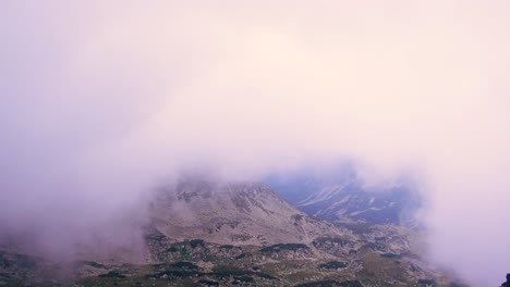 Weitwinkelaufnahme-Einer-Luftdrohnenansicht-Des-Retezat-Gebirges,-Rumänien,-Gesehen-Durch-Nebel