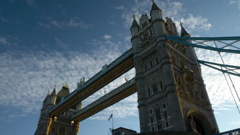 Blick-Auf-Die-Tower-Bridge-Von-Der-Themse,-London,-England