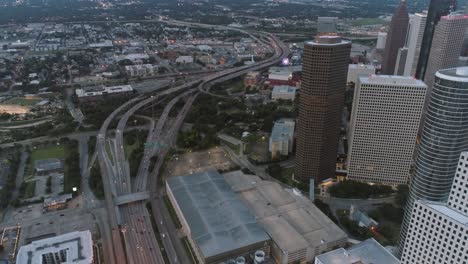 In-Diesem-Video-Geht-Es-Um-Eine-Luftaufnahme-Des-Verkehrs-Auf-Der-Autobahn-In-Der-Innenstadt-Von-Houston