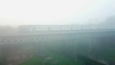 Am-Frühen-Morgen-Nebel-Nebel-Eisenbahnbrücke---Bögen