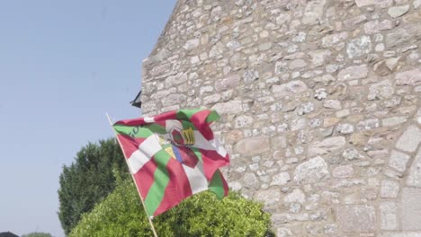 Die-Baskische-Flagge-In-Zeitlupe-Vor-Einer-Kirche