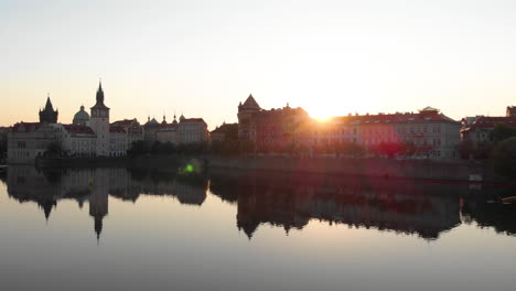 Luftbild-Der-Stadt-Bei-Sonnenaufgang,-Prag,-Tschechische-Republik