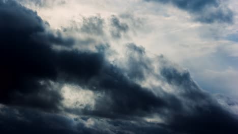 Dramatische-Wolken-Ziehen