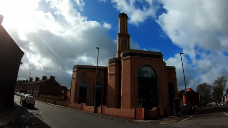 Zeitraffer,-Zeitrafferansicht-Der-Gilani-Noor-Moschee-In-Longton,-Stoke-On-Trent,-Staffordshire,-Die-Neue-Moschee,-Die-Für-Die-Wachsende-Muslimische-Gemeinschaft-Gebaut-Wird,-Um-Anzubeten-Und-Sich-Zu-Versammeln