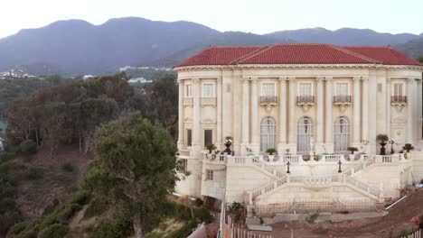 Aerial-Drone,-panning-shot-across-front-of-The-Getty-Villa-museum,-in-Malibu-California,-over-Pacific-Coast-Beach