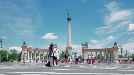 Budapest,-Heroes'-Square-Located-at-the-end-of-Andrássy-Avenue-and-next-to-City-Park,-continue-shot