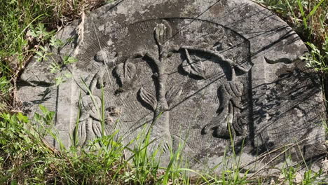 Lápidas-Judías-Bellamente-Talladas-Con-Inscripciones-Hebreas-En-El-Cementerio-Judío-De-Zdunska-Wola-Polonia