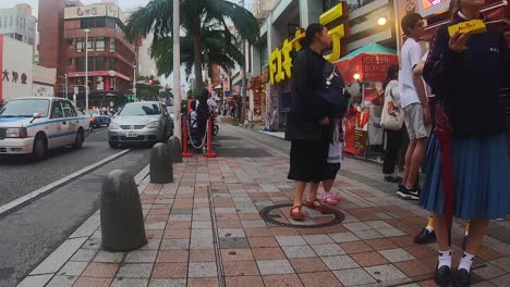 Fußgänger-Herumlungern-Vor-Restaurants-Entlang-Der-Beliebten-Einkaufsstraße-Kokusai-Dori,-Naha,-Okinawa