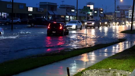 Auto-Wendet-Sich-Bei-Starkem-Regen-Und-überfluteten-Straßen