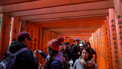 Gente-Abarrotada-En-El-Templo-Fushimi-Inari-En-Japón