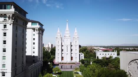 Toma-De-Un-Dron-Del-Templo-Mormón-De-Salt-Lake-City-Ubicado-En-La-Plaza-Del-Templo-De-Salt-Lake-City,-Utah