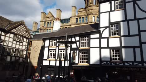 Blick-Auf-Das-Old-Wellington-Inn,-Eines-Der-ältesten-Gebäude-In-Manchester-City,-Eine-Bemerkenswerte-Touristenattraktion