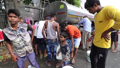 Locals-filling-drinking-water-during-water-crisis-in-New-Delhi,-India