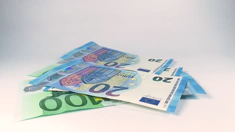 Männliche-Hand-Zählt-Euro-Banknoten-Isoliert-Auf-Weißem-Hintergrund,-Still,-Slomo