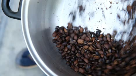 Mannhand-Prüft-Die-Qualität-Gerösteter-Kaffeebohnen