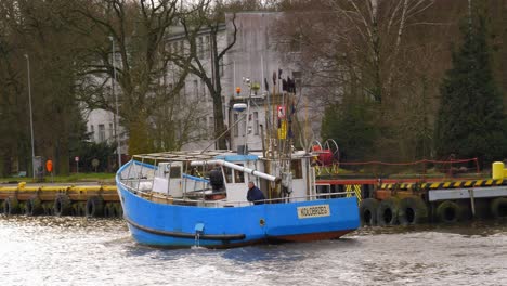 Blaues-Fischerboot-Betritt-Hafen-In-Kolobrzeg,-Polen