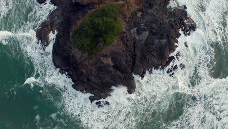 Luftaufnahme:-Aufnahme-Von-Meereswellen,-Die-An-Einem-Strand-In-Tofino,-Kanada,-Britisch-Kolumbien,-Zusammenbrechen