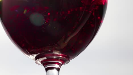 Rotwein-Gießt-In-Leeres-Weinglas