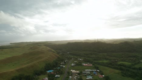 Cielo-Nublado-Sobre-El-Pueblo-De-Sigatoka-Situado-Al-Pie-Del-Parque-Nacional-De-Dunas-De-Arena-De-Sigatoka-En-Fiji---Toma-Panorámica