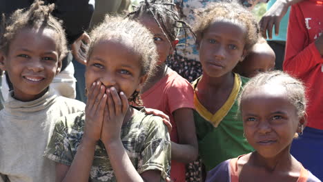 Ziway,-Äthiopien-Kinder-Posieren-Und-Lächeln-Vor-Der-Kamera-Während-Einer-Wohltätigkeitsveranstaltung