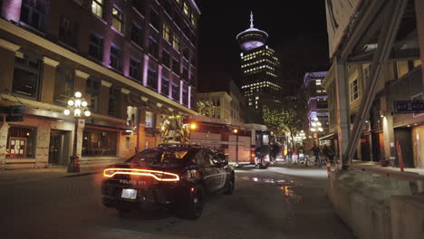 Coche-De-Policía-Y-Camión-De-Bomberos-Por-La-Noche-Gastown-Street-En-Vancouver,-Canadá-A.C.