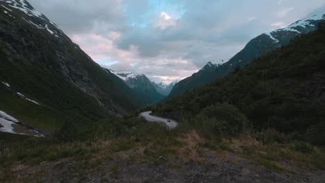 Überblick-über-Ein-Norwegisches-Tal,-Umgeben-Von-Bergen