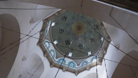 Der-Blick-Nach-Oben-Zeigt-Die-Decke-Einer-Moschee-In-Damaskus,-Syrien