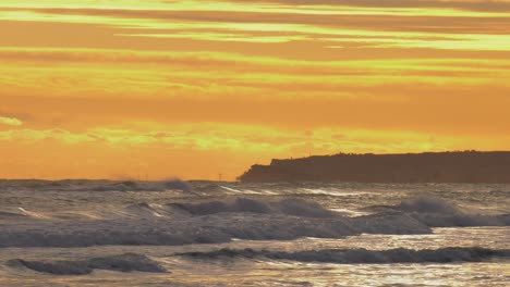 rough-seas-at-dawn,-beach-view