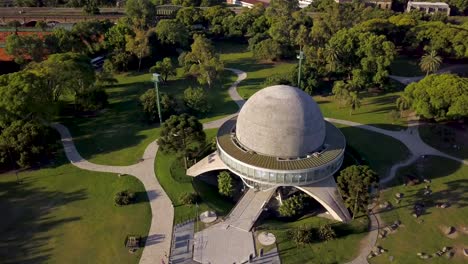 Senkung-Des-Galileo-Galilei-Planetariums,-Das-Den-Blick-Auf-Die-Wälder-Von-Palermo-Und-Den-Rio-De-La-Plata-Im-Hintergrund-Freigibt