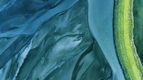Luftaufnahmen-Von-Einer-Fliegenden-Drohne-über-Einem-Gletscherfluss
