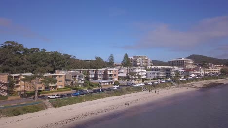 Aerial-flying-towards-the-beachfront-property-in-the-suburban-of-Sydney,-Shoal-Bay-NSW,-Australia