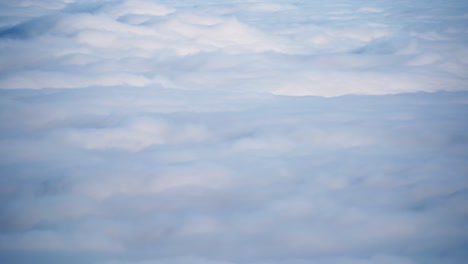 Luftzeitraffer-Von-Nebelwolken-über-Den-Bergen
