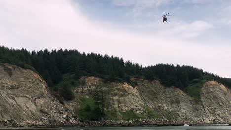 Ein-Ankommender-Hubschrauber-Der-Küstenwache-Fliegt-Von-Klippen-über-Uns-Hinweg
