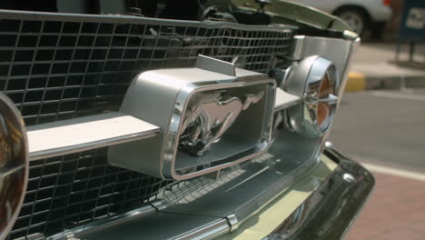 Kultiges-Mustang-Emblem-Auf-Der-Vorderseite-Eines-Ford-Aus-Den-1960er-Jahren,-Nach-Rechts-Schieben
