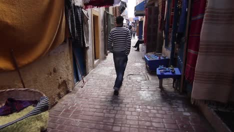 Steadicam-Bewegung-Bewegt-Sich-Durch-Die-Gassen-Von-Essaouira,-Marokko