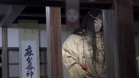 Blick-Durch-Ein-Fenster-Auf-Eine-Große-Traditionelle-Japanische-Statue