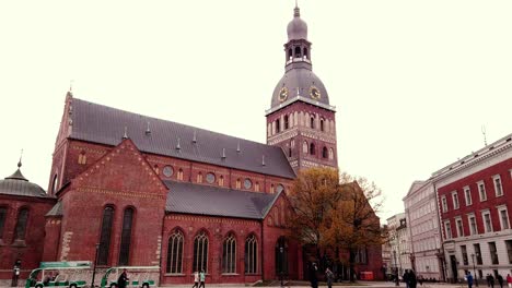 Toma-Panorámica-De-La-Cúpula-De-La-Catedral-Evangélica-Luterana-De-Riga,-Letonia
