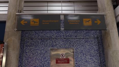 Der-Flur-Im-Zentralen-Korridor-Des-Flughafens-Santos-Dumont-City-Für-Inlandsflüge-War-Während-Des-Ausbruchs-Des-Covid-19-Virus-Fast-Völlig-Leer-Und-Wurde-Geschwenkt,-Um-Die-Abflug--Und-Ankunftsschilder-Sichtbar-Zu-Machen