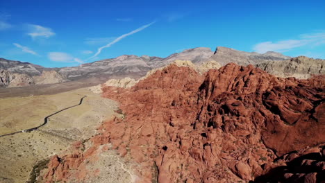 Atemberaubende-Luftaufnahme-Der-Sandsteinberge-Im-Red-Rock-Canyon-Park-In-Der-Nähe-Von-Las-Vegas