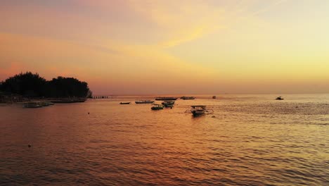 Paradiesische-Bucht-Einer-Tropischen-Insel-Mit-Verankerten-Fischerbooten-In-Einer-Ruhigen-Lagune,-Die-Den-Leuchtenden-Goldenen-Himmel-Bei-Sonnenuntergang-Widerspiegelt,-Malaysia