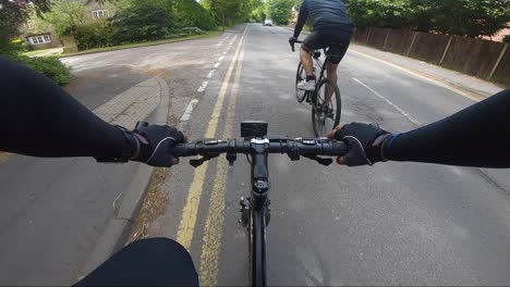 POV-Ansicht-Beim-Fahren-Auf-Der-Straße-In-Amersham-Mit-Einem-Anderen-Radfahrer-Davor