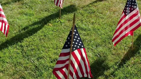 Nahaufnahme-Amerikanischer-Flaggen,-Die-Am-4.-Juli-Langsam-Im-Wind-Flattern