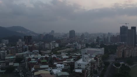 Una-Foto-De-Un-Dron-De-Taipei-Justo-Después-De-La-Puesta-Del-Sol,-Donde-Hay-Una-Cantidad-Significativa-De-Contaminación-Del-Aire