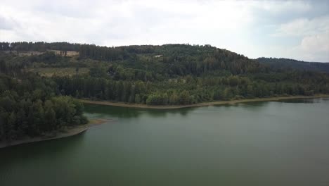 Fluss-In-Der-Nähe-Eines-Staudamms-In-Der-Tschechischen-Republik