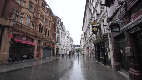 Oxford-Circus-shopping-area-completely-empty-in-the-middle-of-the-day-on-a-Friday