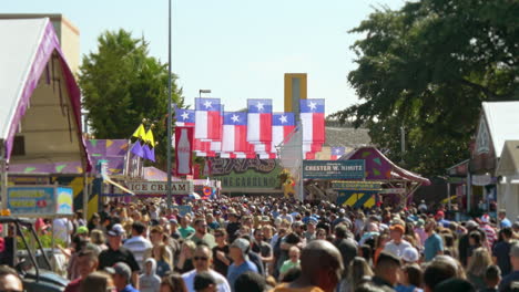 Zahlreiche-Texas-Flaggen-Hängen-über-Einer-Großen,-Geschäftigen-Menschenmenge,-Die-Das-Texas-Festival-Besucht-–-4k